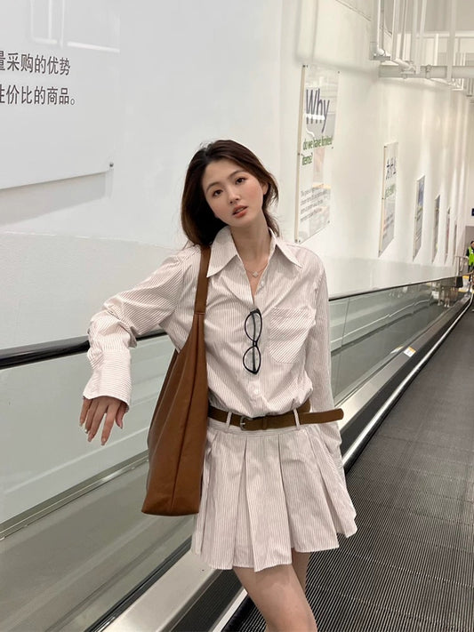 Vestido Corto Camisero de Rayas Verticales Cuenta con Cinturón