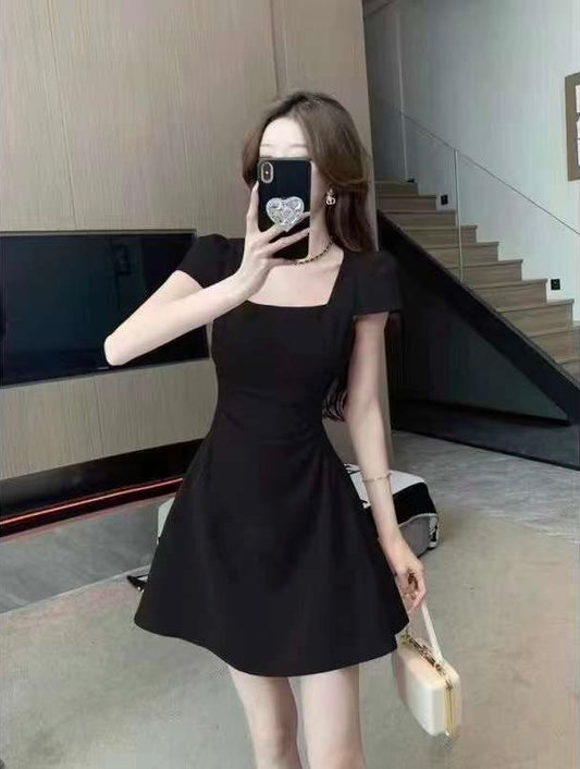Vestido Corto Elegante con Diseño a La Cintura